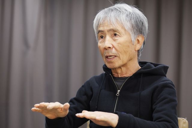 인터뷰하는 가수 최백호