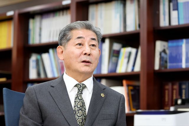 연합뉴스와 인터뷰하는 정해권 인천시의회 의장