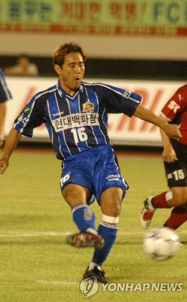 선수 시절인 2002년 9월 김현석 감독의 경기 모습