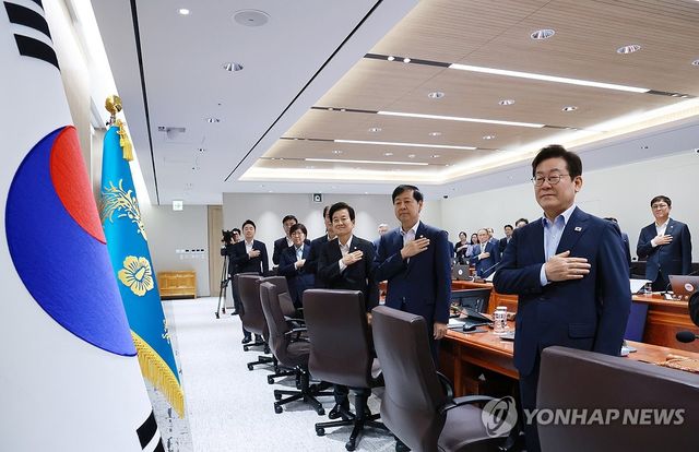 이재명 대통령, 임시 국무회의 국민의례