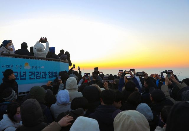서대문구 안산 봉수대에서 해맞이하는 시민들
