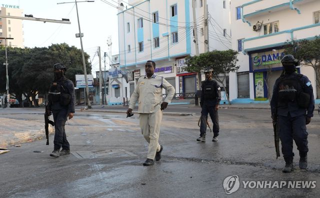 25일 소말리아에서 무장 경찰이 투표소 개장에 앞서 거리를 순찰하고 있다. [로이터 = 연합뉴스]