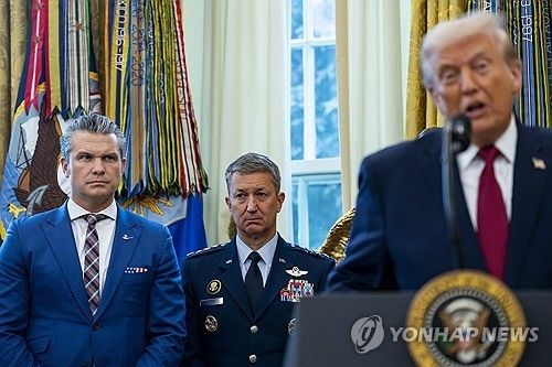 트럼프 대통령(오른쪽부터)과 케인 합참의장, 헤그세스 국방장 