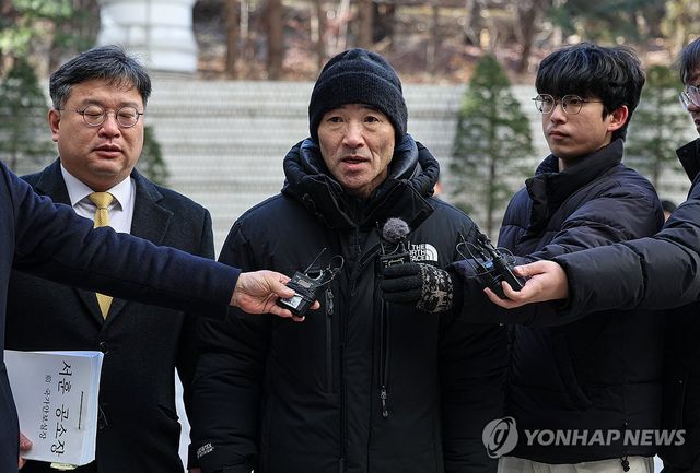 취재진 질문에 답하는 이래진 씨