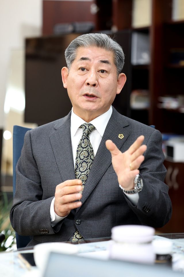 연합뉴스와 인터뷰하는 정해권 인천시의회 의장