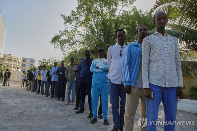 25일 소말리아 모가디슈에서 주민들이 투표를 위해 줄지어 서 있다. [AP=연합뉴스]