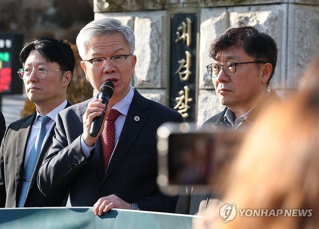 취재진 질문에 답하는 김택우 의협회장