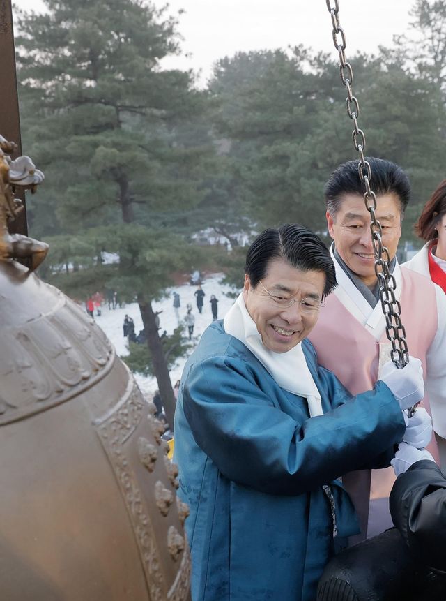 2024년 타종하는 서강석 구청장