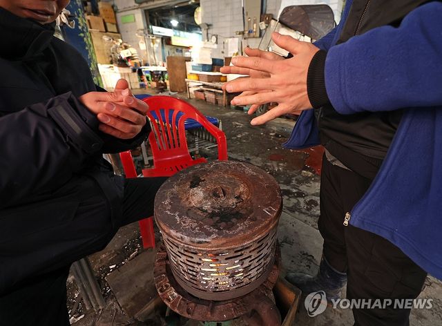 손 녹이는 상인들