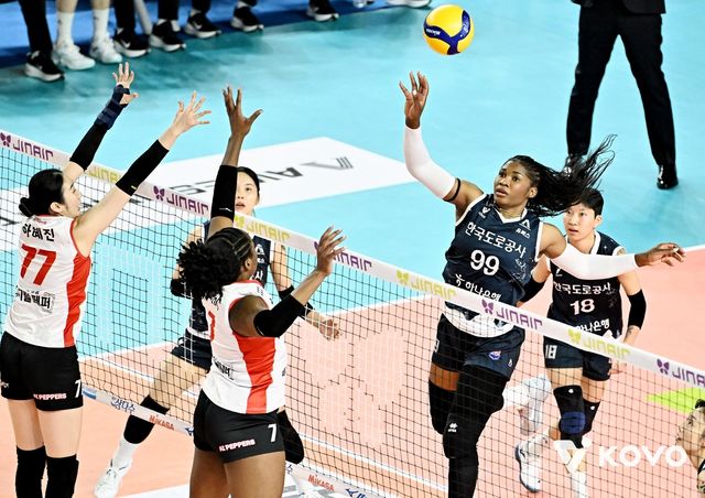 공격하는 한국도로공사의 모마(오른쪽)