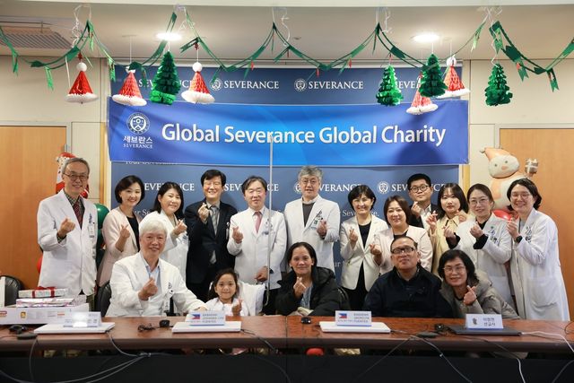 조안나와 기념사진 촬영하는 의료진