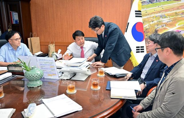 집행부 부서와 회의하는 이성룡 울산시의회 의장(왼쪽에서 두 번째)