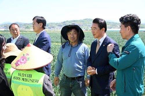 농번기 계절근로자 정착 점검하는 최학범 경남도의회 의장(오른쪽 두 번째)