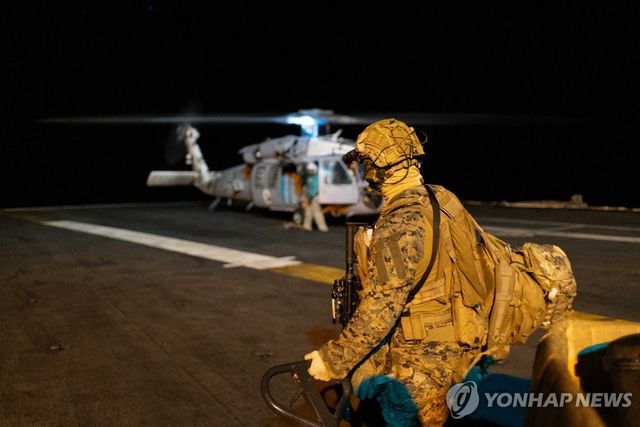 제재대상 유조선 '센추리스' 나포 작전에 투입된 미국 해안경비대 요원