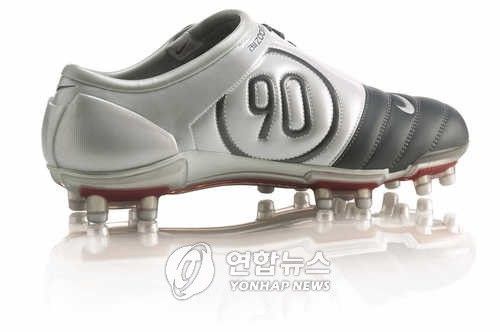 2004년 판매된 나이키 '토탈 90' 시리즈 축구화