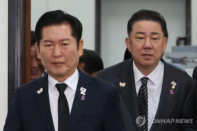 더불어민주당 정청래 대표(왼쪽)와 김병기 원내대표