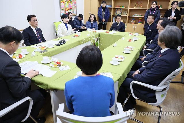 시립동부노인전문요양센터 찾은 김민석 총리