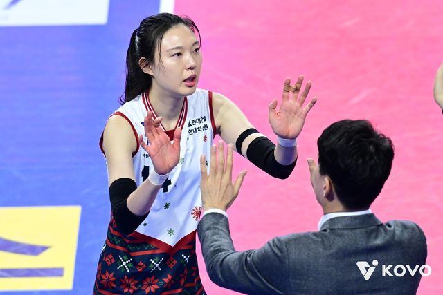 하이파이브 하는 현대건설의 양효진