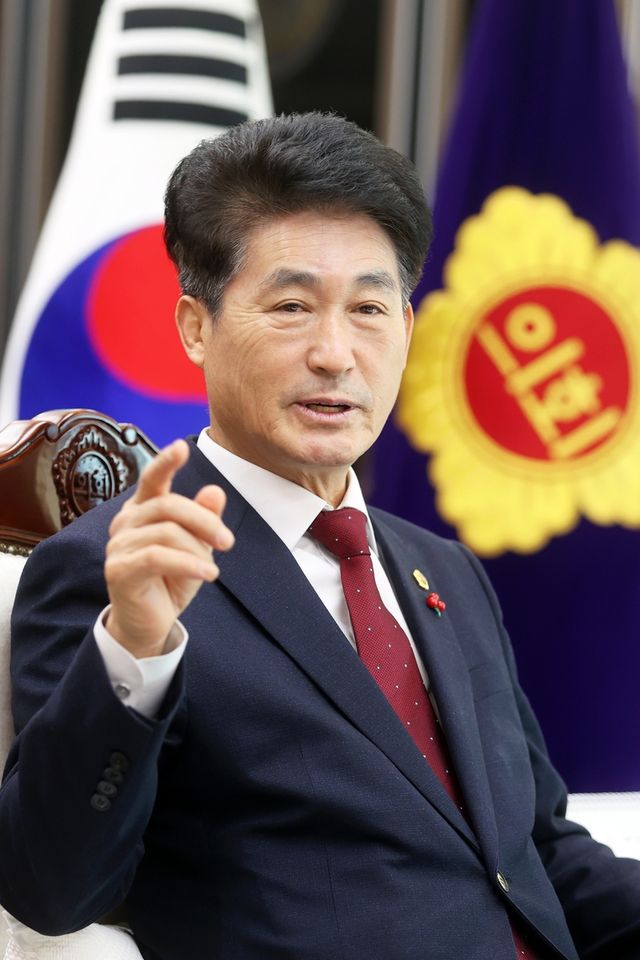 인터뷰하는 이양섭 충북도의장