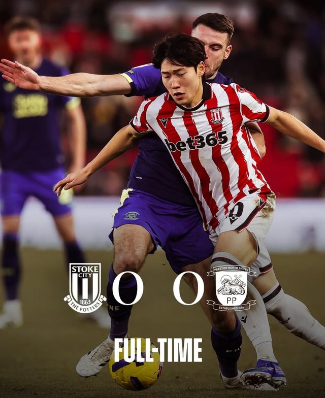 볼 경합을 펼치는 스토크시티 배준호