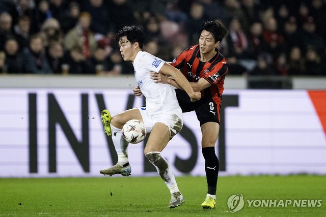 오현규(왼쪽)의 유로파리그 경기 장면