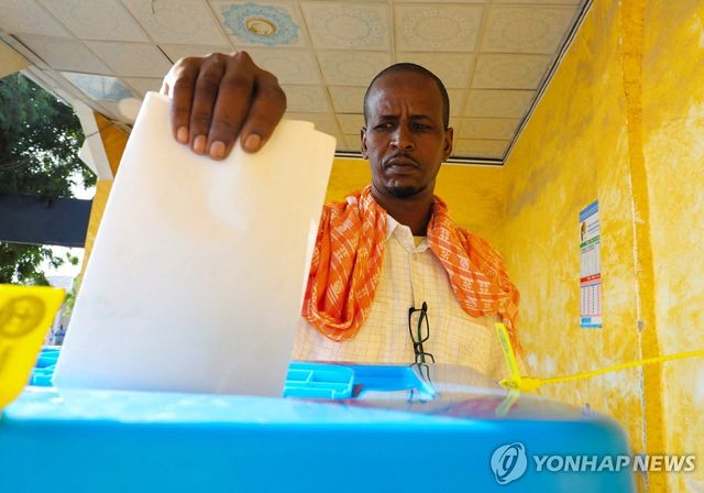 25일 소말리아 모가디슈 호단 지역에서 한 소말리아 남성이 투표하고 있다.[로이터=연합뉴스]