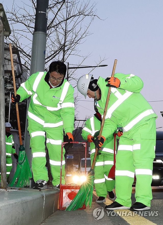 거리 청소 봉사활동 나선 장동혁 대표