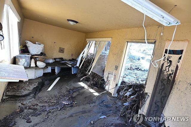 캘리포니아 남부 산지 라이트우드 지역의 폭우 피해 주택