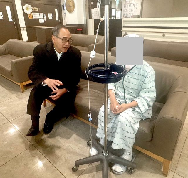 타니 쌩랏 주한 태국대사(왼쪽)와 피해자