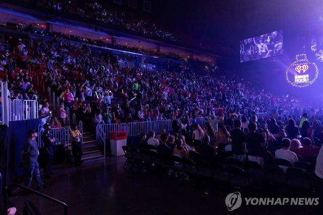 미국의 K팝 공연장에 모인 관객
