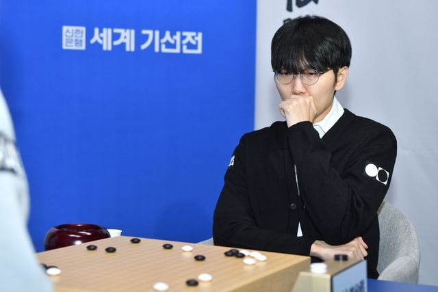 신진서 9단이 세계기선전 8강에 올랐다.