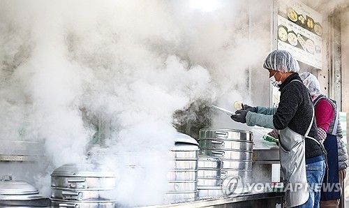 추워진 날씨에 분주한 찐빵 가게