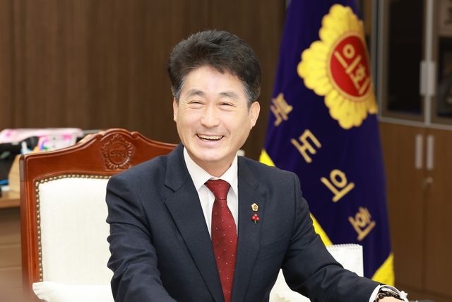 인터뷰하는 이양섭 충북도의장