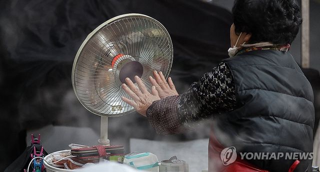 손 녹이는 상인