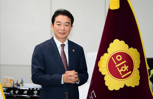 최학범 경남도의회 의장