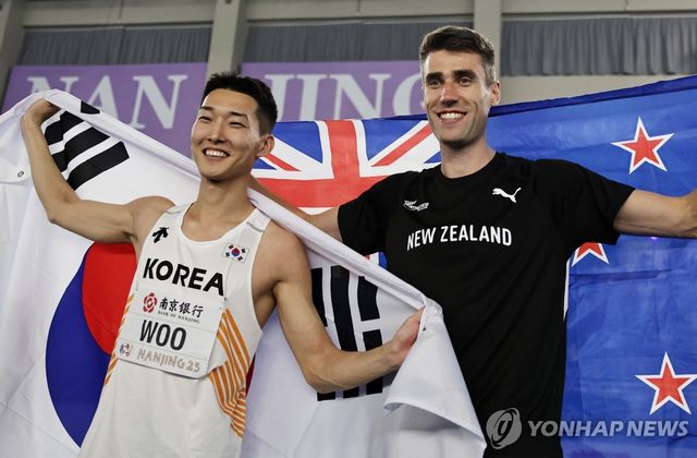 '높이뛰기 양강 구도' 우상혁(왼쪽)과 커