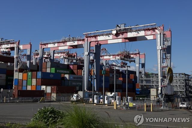 미국 로스앤젤리스 항만에 쌓인 컨테이너