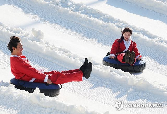눈썰매 타는 산타