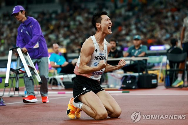 도쿄 세계선수권에서 2위를 차지한 뒤 기뻐하는 우상혁