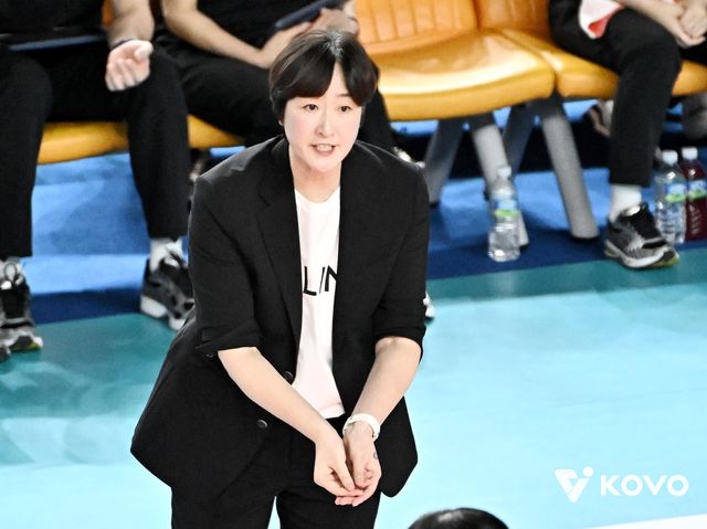 선수에게 이야기하는 장소연 페퍼저축은행 감독