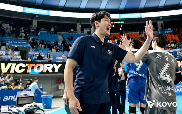 팀 승리 후 하이파이브 하는 고준용 삼성화재 감독대행
