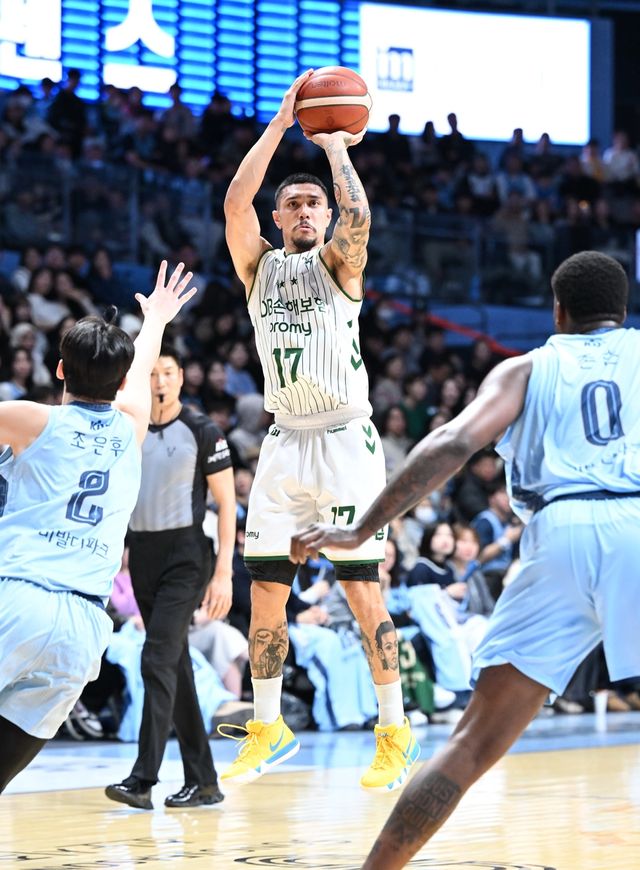 슛하는 이선 알바노