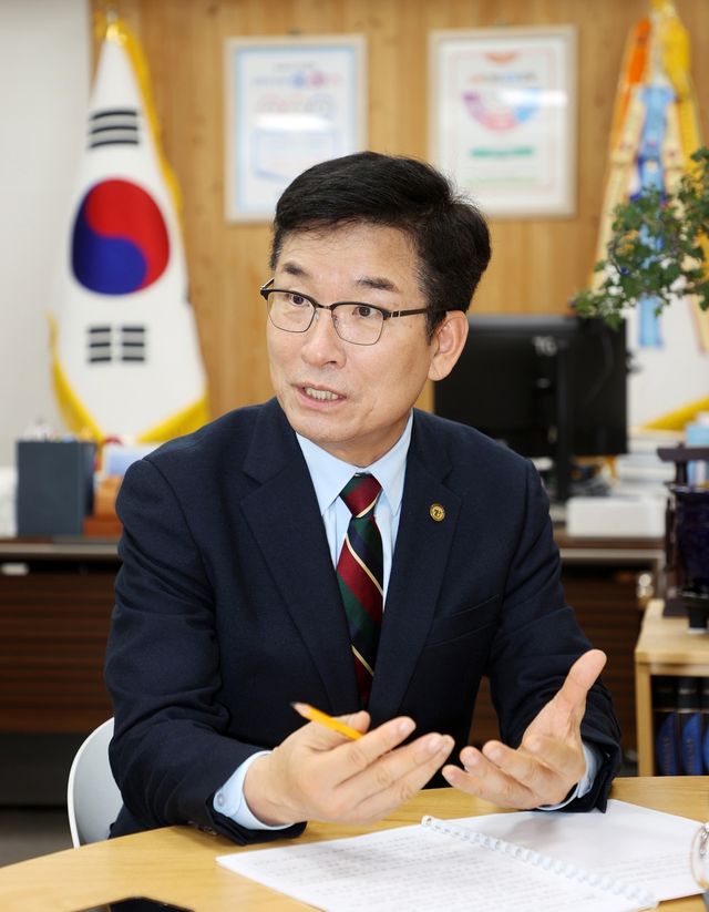 인터뷰 하는 윤건영 충북교육감