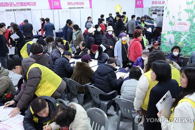 한 지자체가 마련한 노인 일자리 박람회의 모습