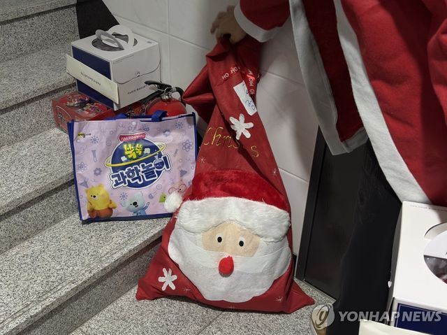 집 현관 앞에 놓아둔 선물들