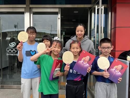 탁구 꿈나무들에게 라켓 선물한 신유빈(뒷줄 중앙)