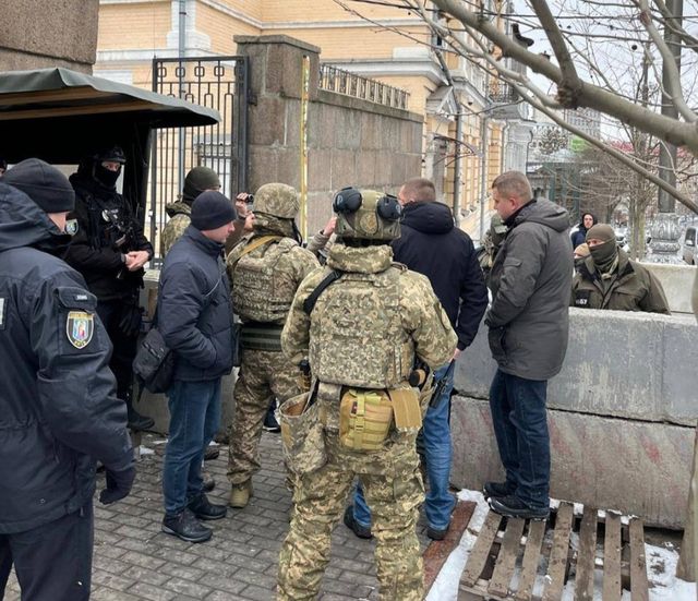 우크라이나 의회 건물 진입 시도하는 NABU 수사관들