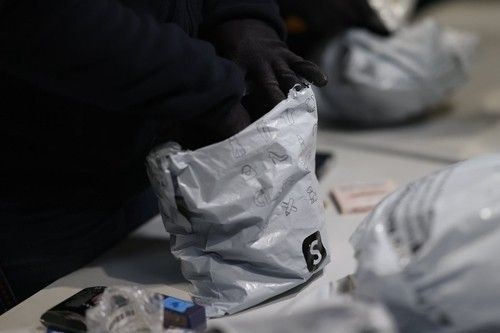 샤를드골 공항에서 세관원들이 쉬인에서 발송된 제품들을 전수 조사하는 모습