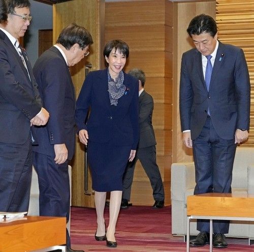 예산안 확정 각의에 들어서는 다카이치 일본 총리