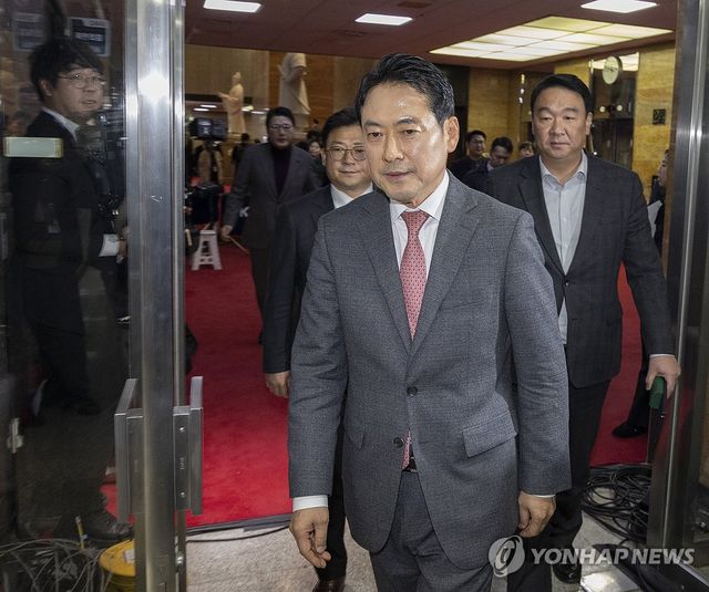 24시간 필리버스터 뒤 당 대표실로 향하는 장동혁